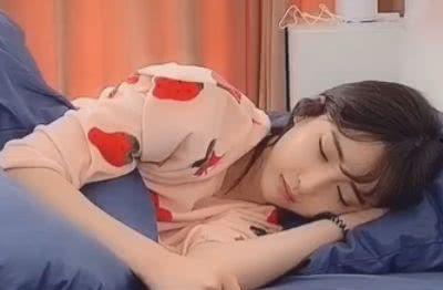 美女被室友爆料视频大全,真相揭秘！